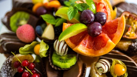 SELECTION OF SEASONAL FRUITS WITH A DARK CHOCOLATE GANACHE